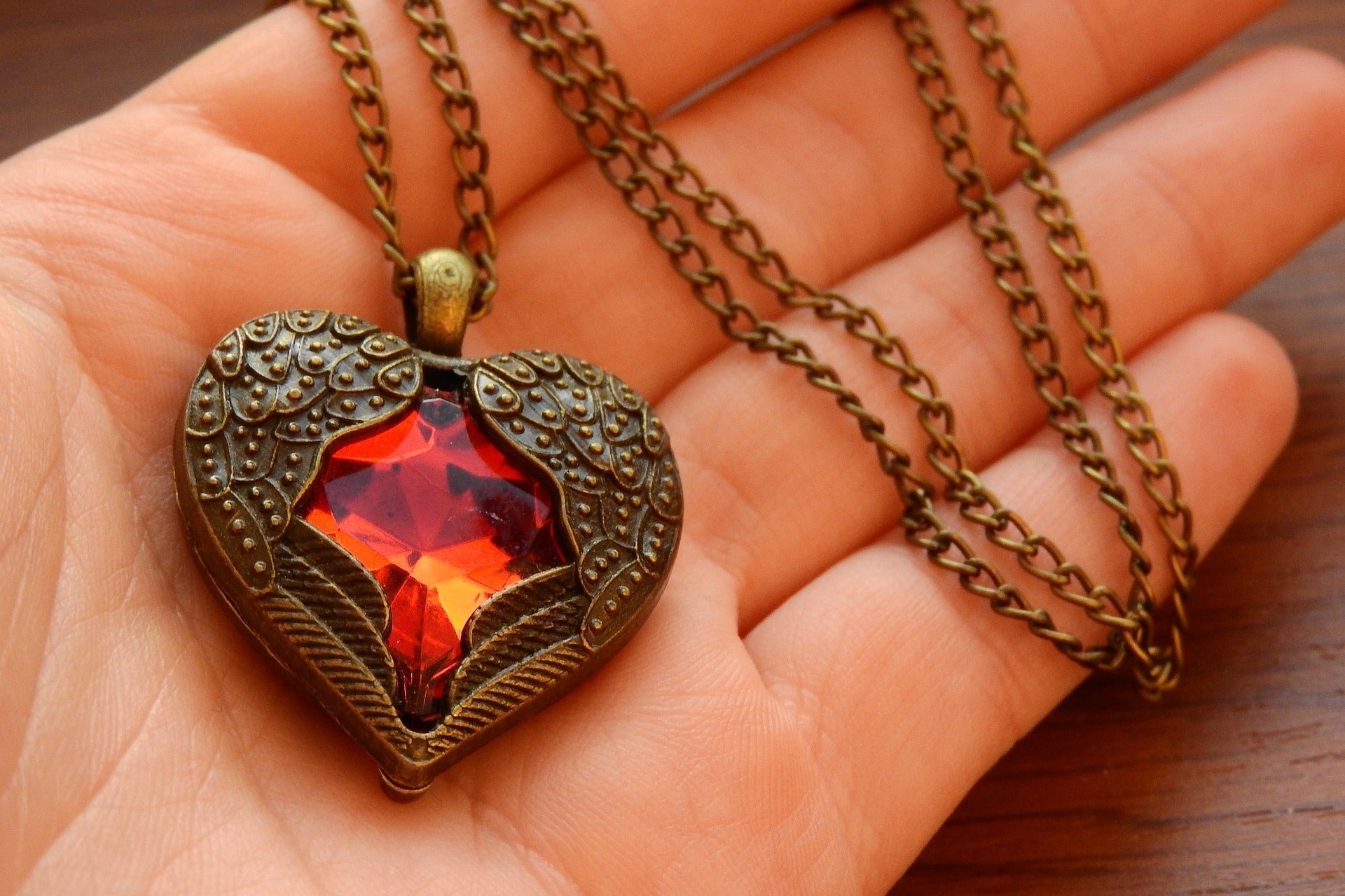 Why Are Necklaces Important in Fashion? Necklace in Modern Fashion - BROOCHITON 