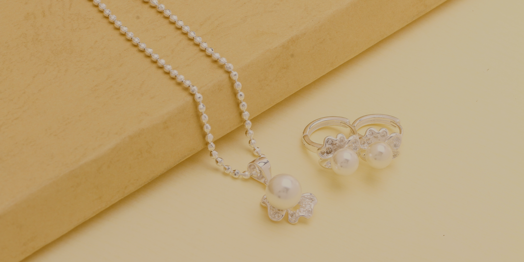 Fashion necklaces for women and men – layered chains, pendants, chokers and minimalist styles