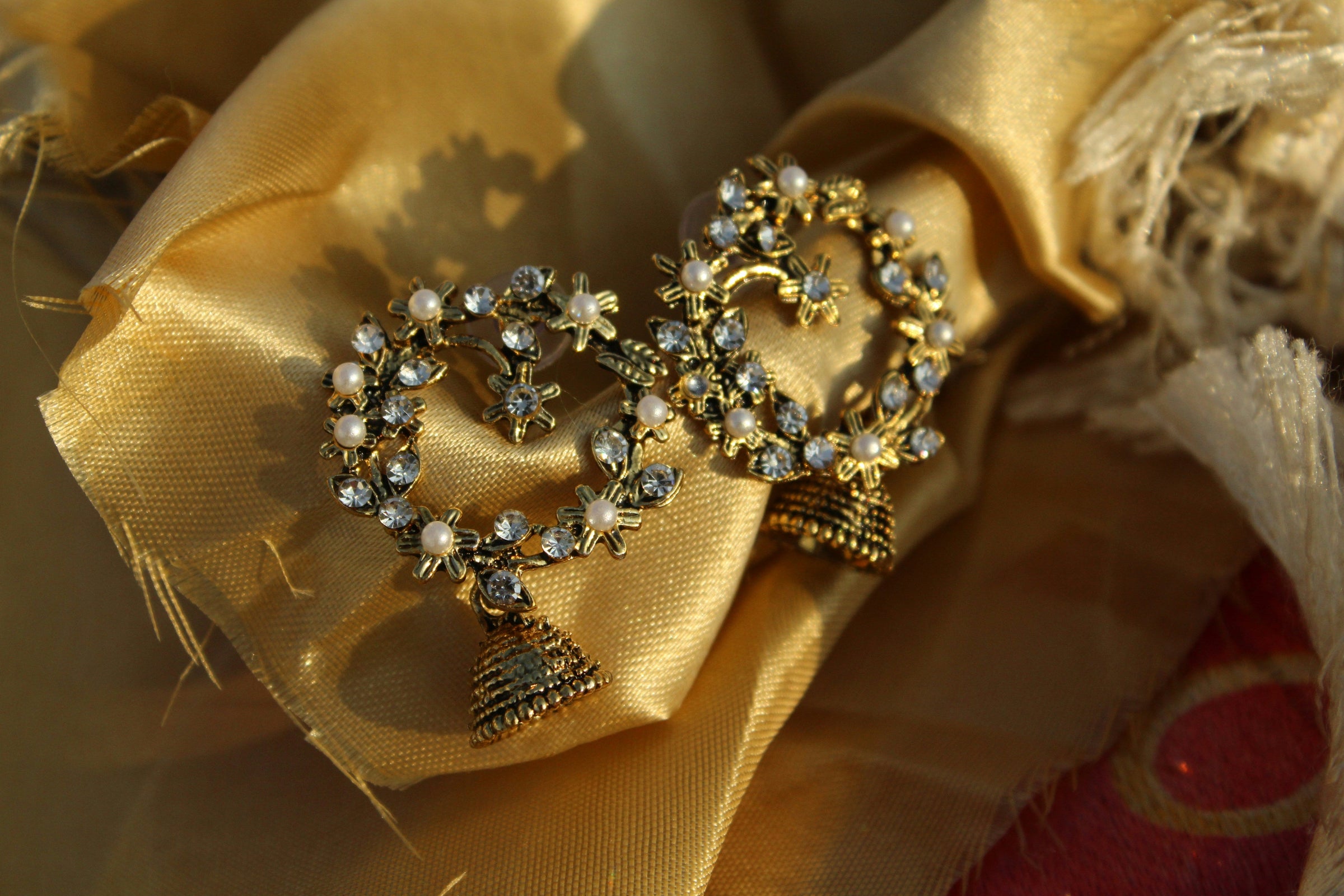 Stylish brooches for women and men – fashion accessories for blazers, bags, and dresses