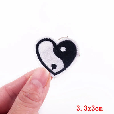 Heart-shaped yin yang patch held by a hand with dimensions '3.3x3cm' displayed.