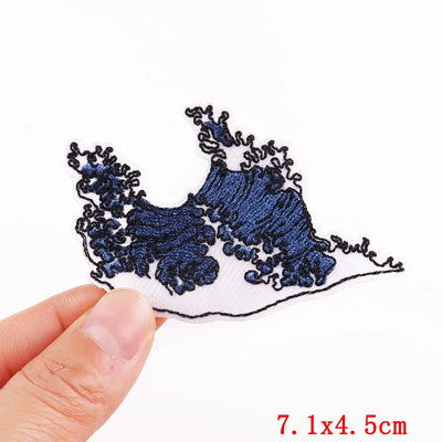 Blue lace patch held by a hand with measurement text '7.1x4.5cm' on a white background