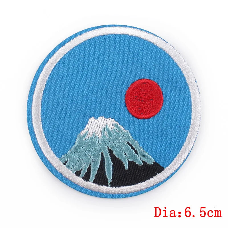 Circular patch with Mount Fuji and a red sun on a blue background, diameter 6.5cm.