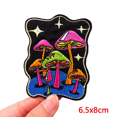 Colorful mushroom patch held by a hand with measurement text '6.5x8cm'.