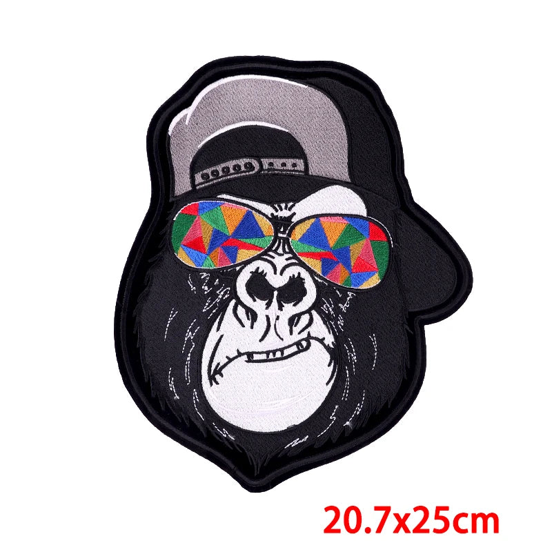Patch with a skull design wearing colorful sunglasses on a black background, size 20.7x25cm.