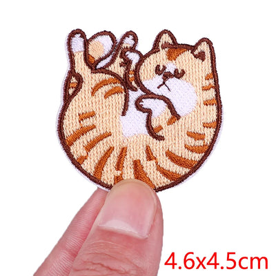 Embroidered patch of two cats on a white background with size label '4.6x4.5cm'.