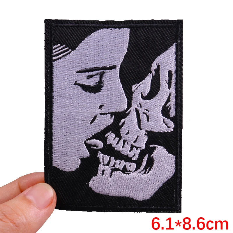 Patch with a design of a face and skeleton mouth held by a hand, with dimensions displayed.