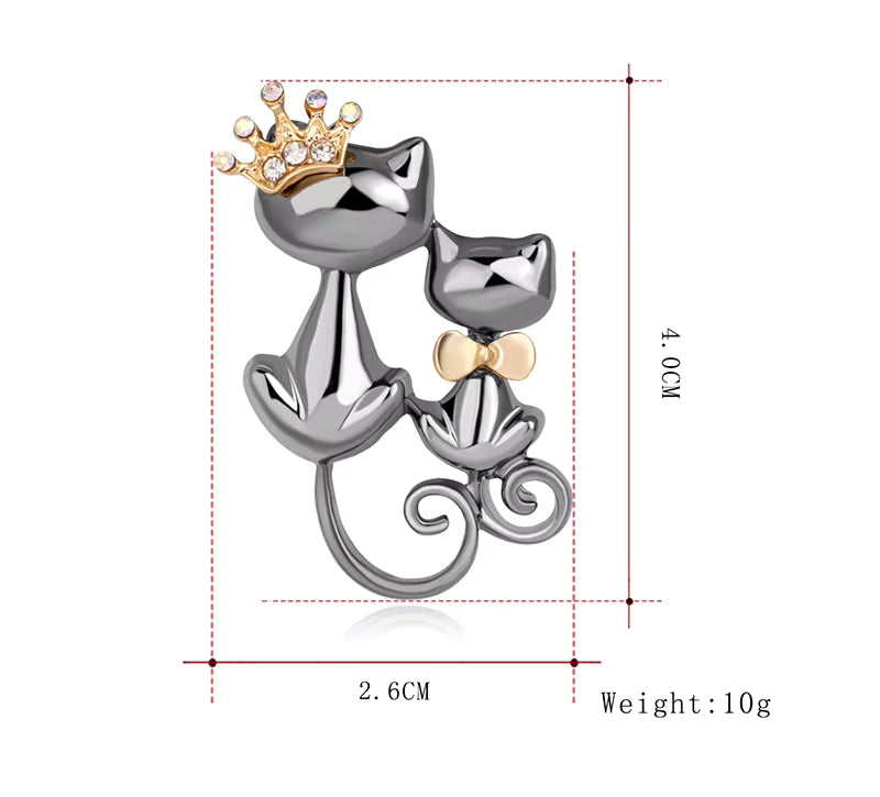 Decorative cats brooch with crown and bow design, shown with measurements and weight on a white background.