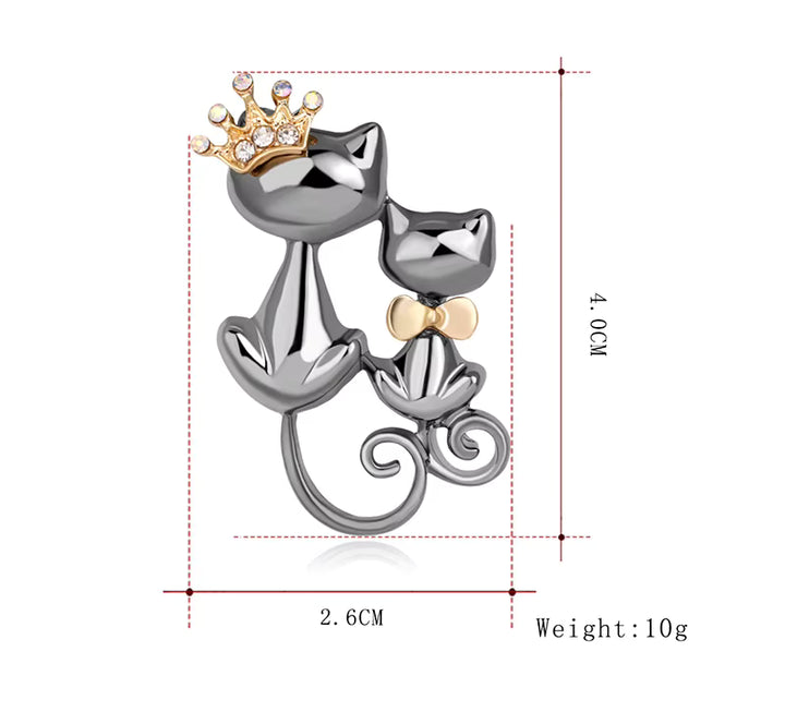 Decorative cats brooch with crown and bow design, shown with measurements and weight on a white background.