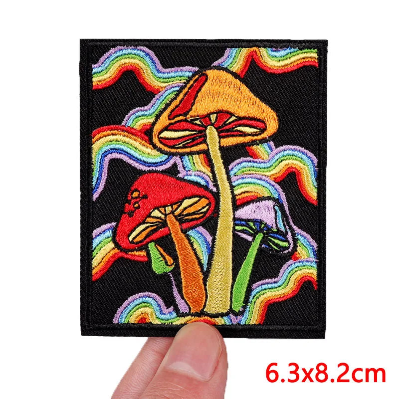Colorful mushroom and rainbow patch held by a hand, with dimensions 6.3x8.2cm.
