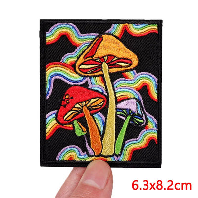 Colorful mushroom and rainbow patch held by a hand, with dimensions 6.3x8.2cm.