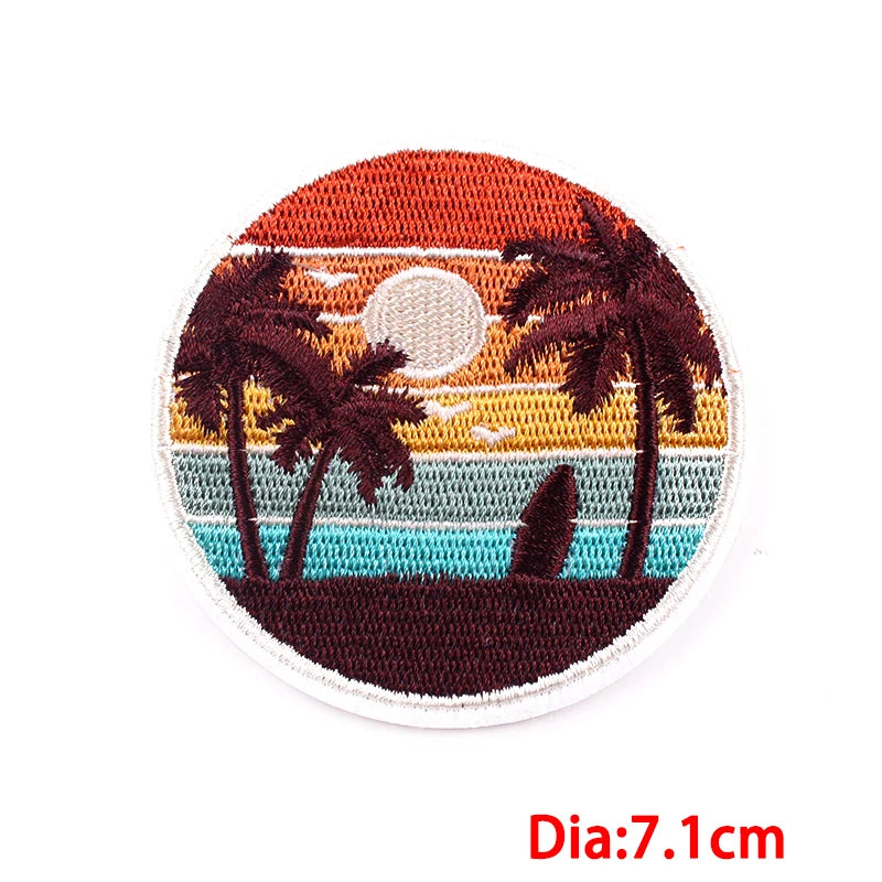 Round embroidered patch with palm trees and sunset design, size 7.1cm.
