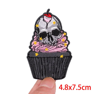 Skull-themed cupcake patch held by a hand with size label '4.8x7.5cm'.