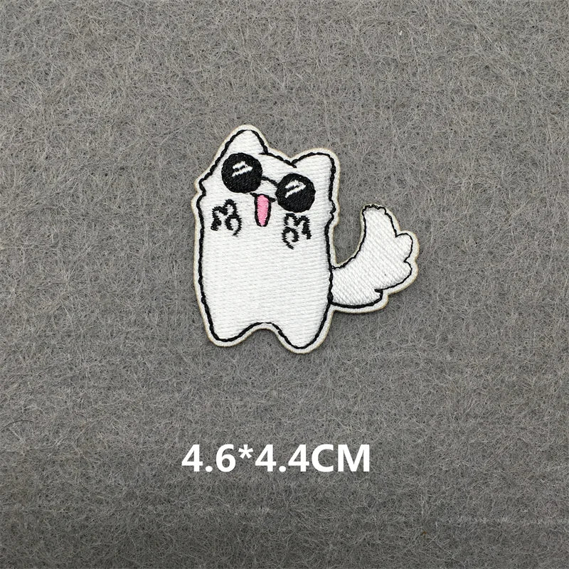 White ghost patch with black sunglasses and pink tongue on a gray background, size 4.6*4.4CM.