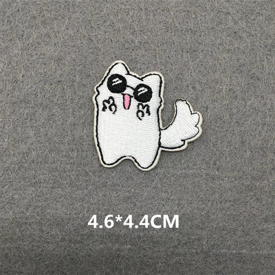White ghost patch with black sunglasses and pink tongue on a gray background, size 4.6*4.4CM.