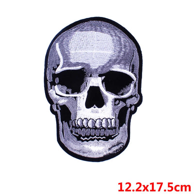 Skull-shaped patch with dimensions 12.2x17.5cm on a white background
