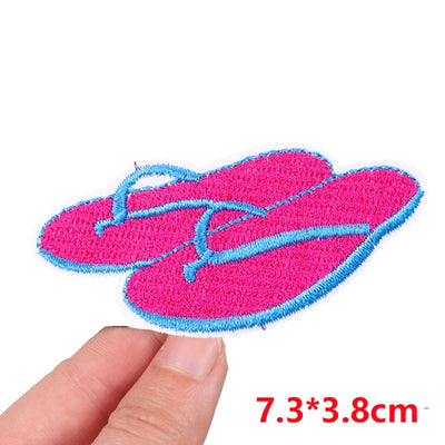 Pink flip-flop patch held by a hand with dimensions displayed.