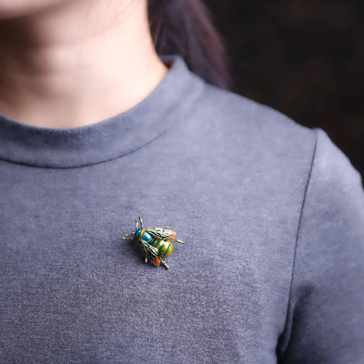 BROOCHITON Brooches a woman wearing a green alloy oil honey bee brooch pin on a grey sweater