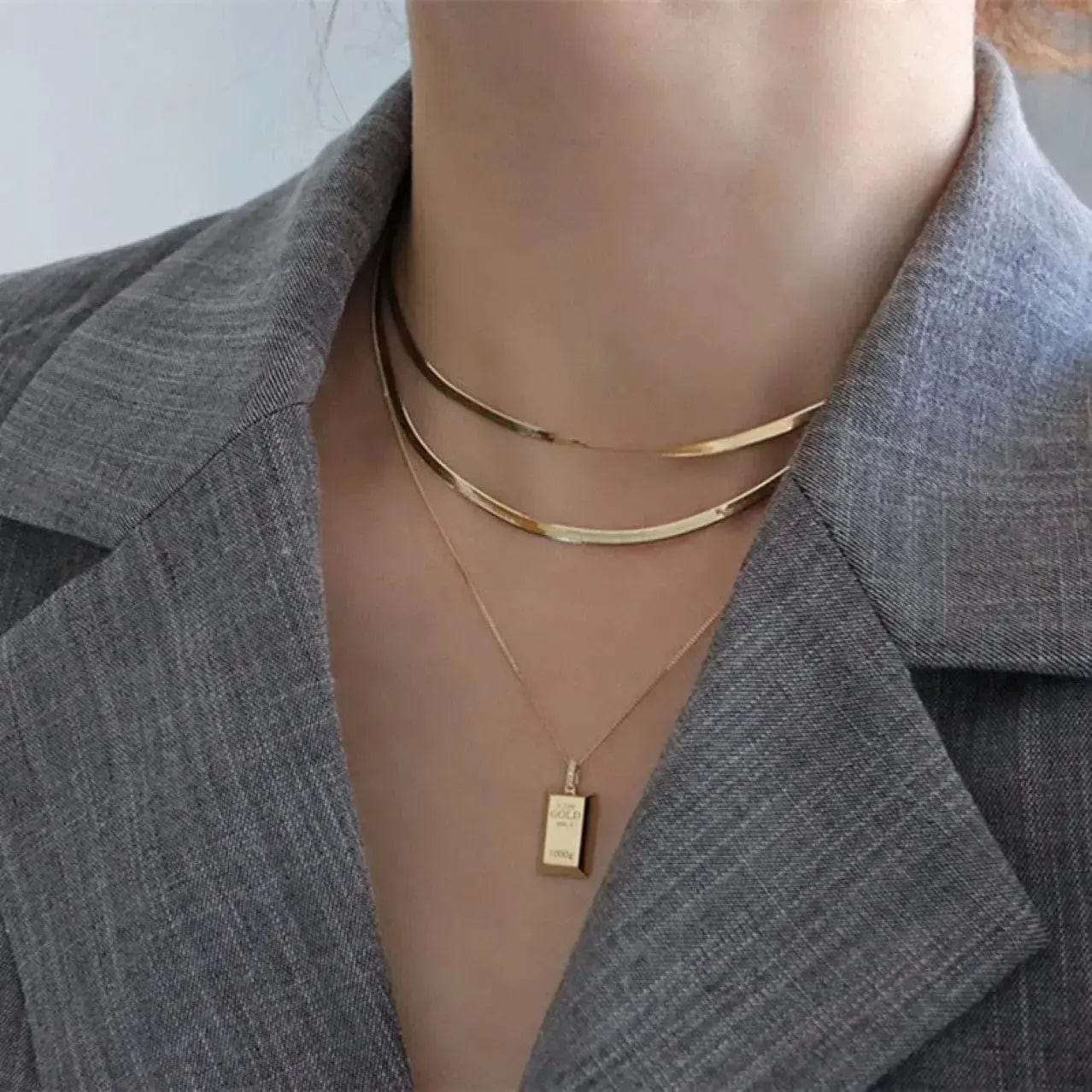a woman manikan wearing Au750 Gold Bar Natural Diamond Pendant Necklace
