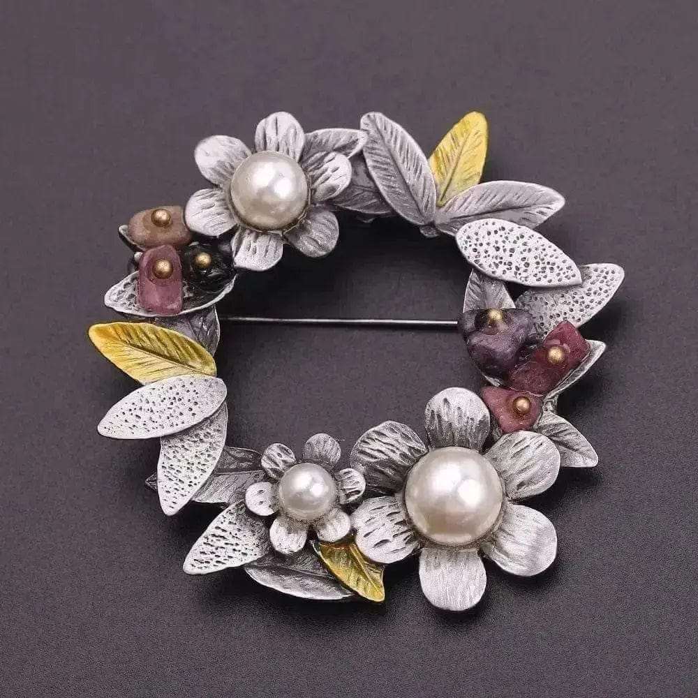 BROOCHITON Brooches 1PC Classic Vintage Christmas Wreath Brooch on a grey background