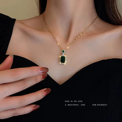 a woman wearinf the Emerald Crystal necklace 