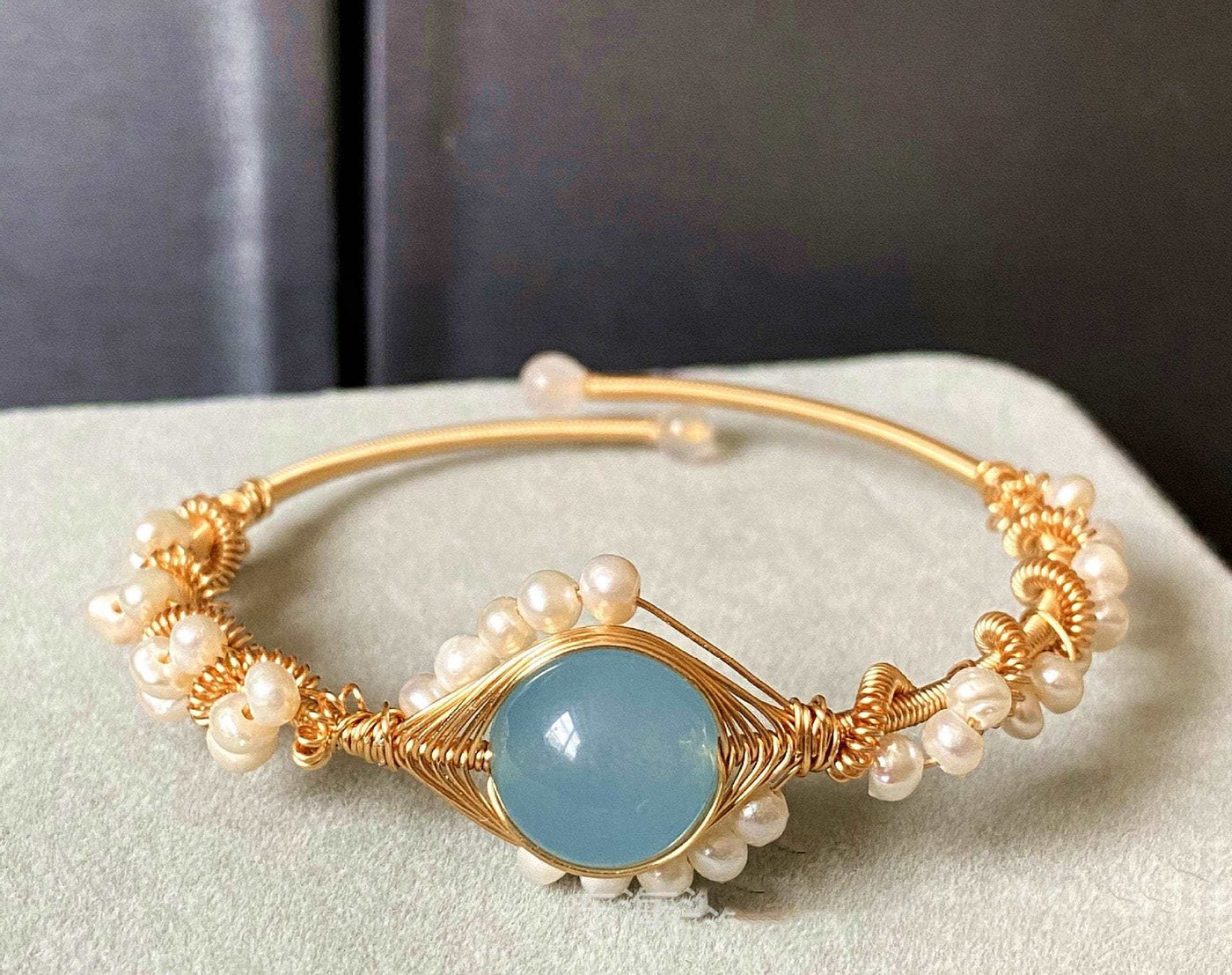 BROOCHITON Bracelets Gold 14K Gold Wrapped Handmade Sapphire Pearl Bracelet central top view