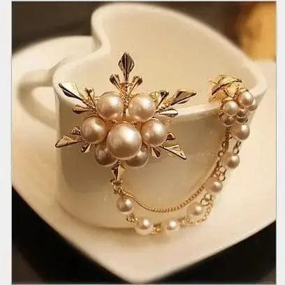 BROOCHITON Brooches Gold Pearl Flower Brooch on a heart shaped beige mug