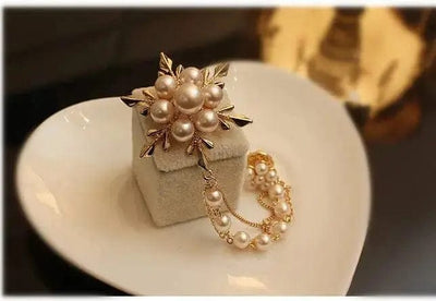 BROOCHITON Brooches Gold Pearl Flower Brooch on a jewelry box