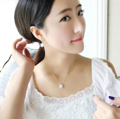  agirl wearing Korean crystal necklace women