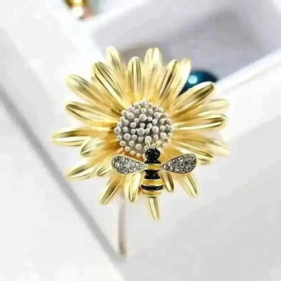 BROOCHITON Brooches Gold Bee On Daisy Flower Brooch on a white frame