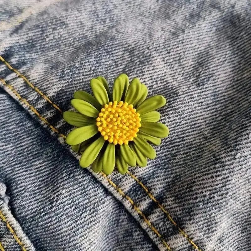 BROOCHITON Brooches Green Daisy Flowers Brooch on a jeans