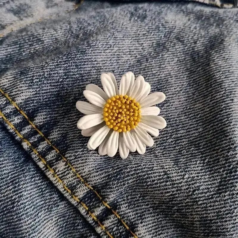 BROOCHITON Brooches White Daisy Flowers Brooch on a jeans