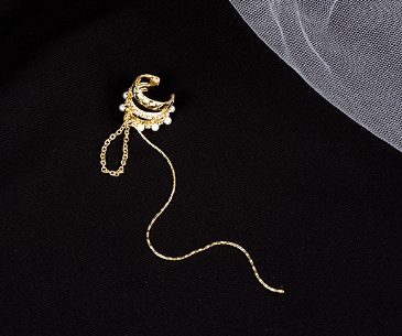 Luxury Meets Elegance: Diamond-Studded Pearl Earrings 💎