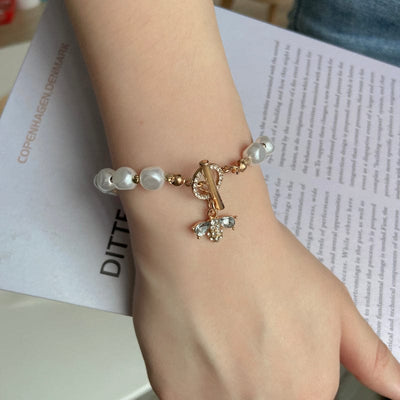 BROOCHITON Bracelets a womwan wearing a White natural stone pearl bracelet on her right wrist 