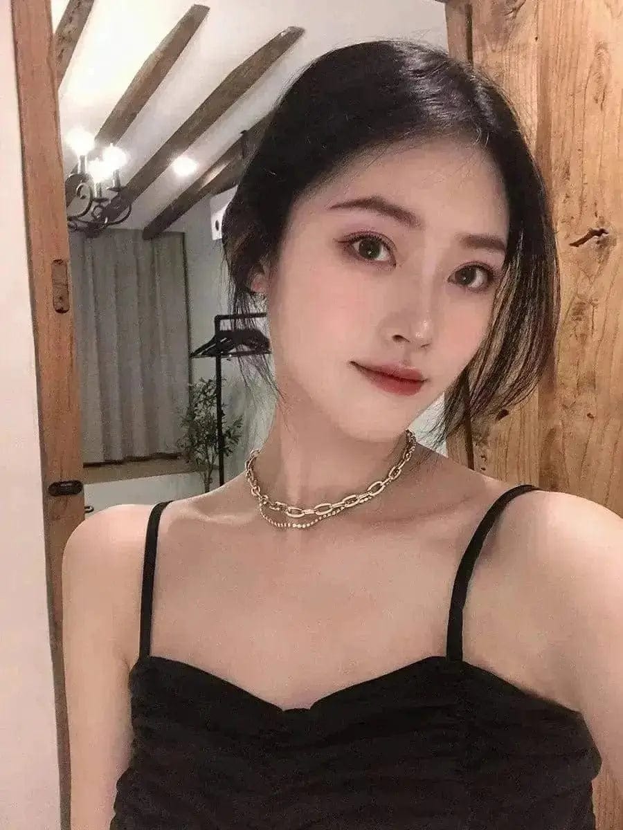 a girl wearing Simple And Fashionable Women's Double-layer Necklace